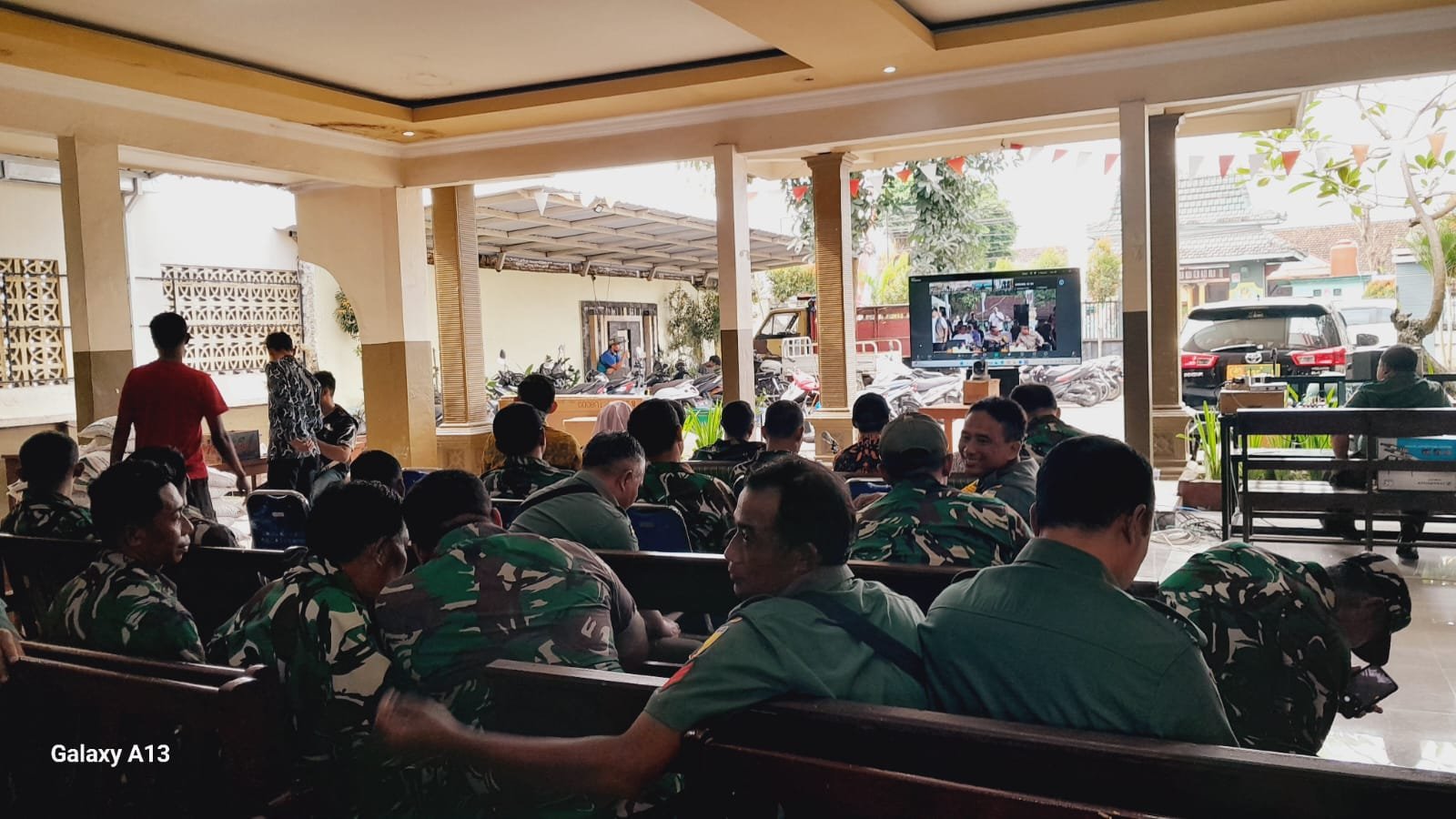 Dandim 0825/Banyuwangi Ikuti Vicon Penyaluran Bantuan Pangan Nasional Bersama Menhan dan Panglima TNI