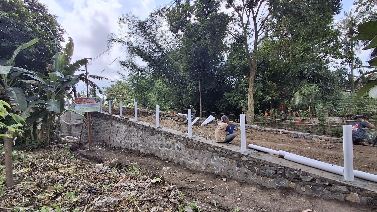 Semangat Gotong Royong Satgas TMMD ke-125 Kodim 0825/Banyuwangi dan Warga Wujudkan Jembatan Impian