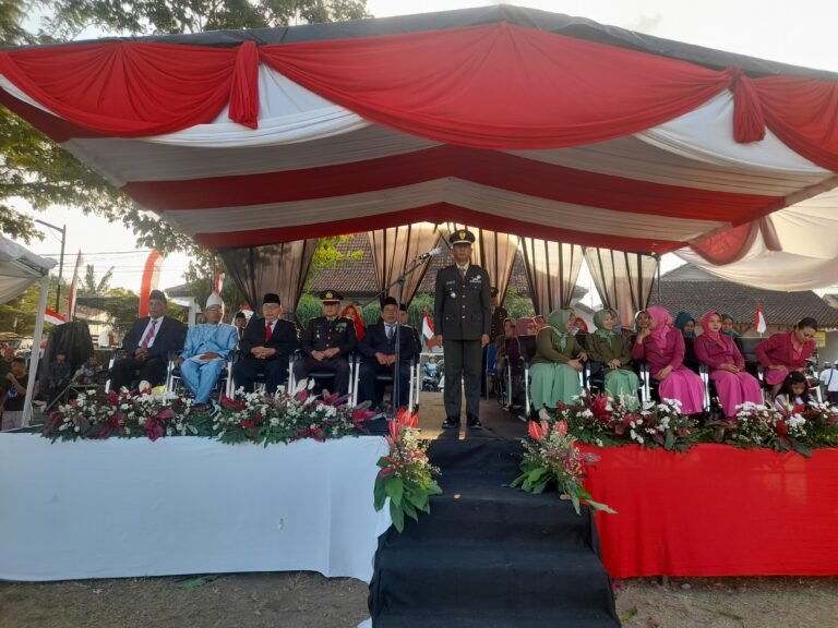 Khidmat dan Meriah, Danramil Giri Pimpin Upacara Penurunan Bendera HUT RI ke-80 di Banyuwangi