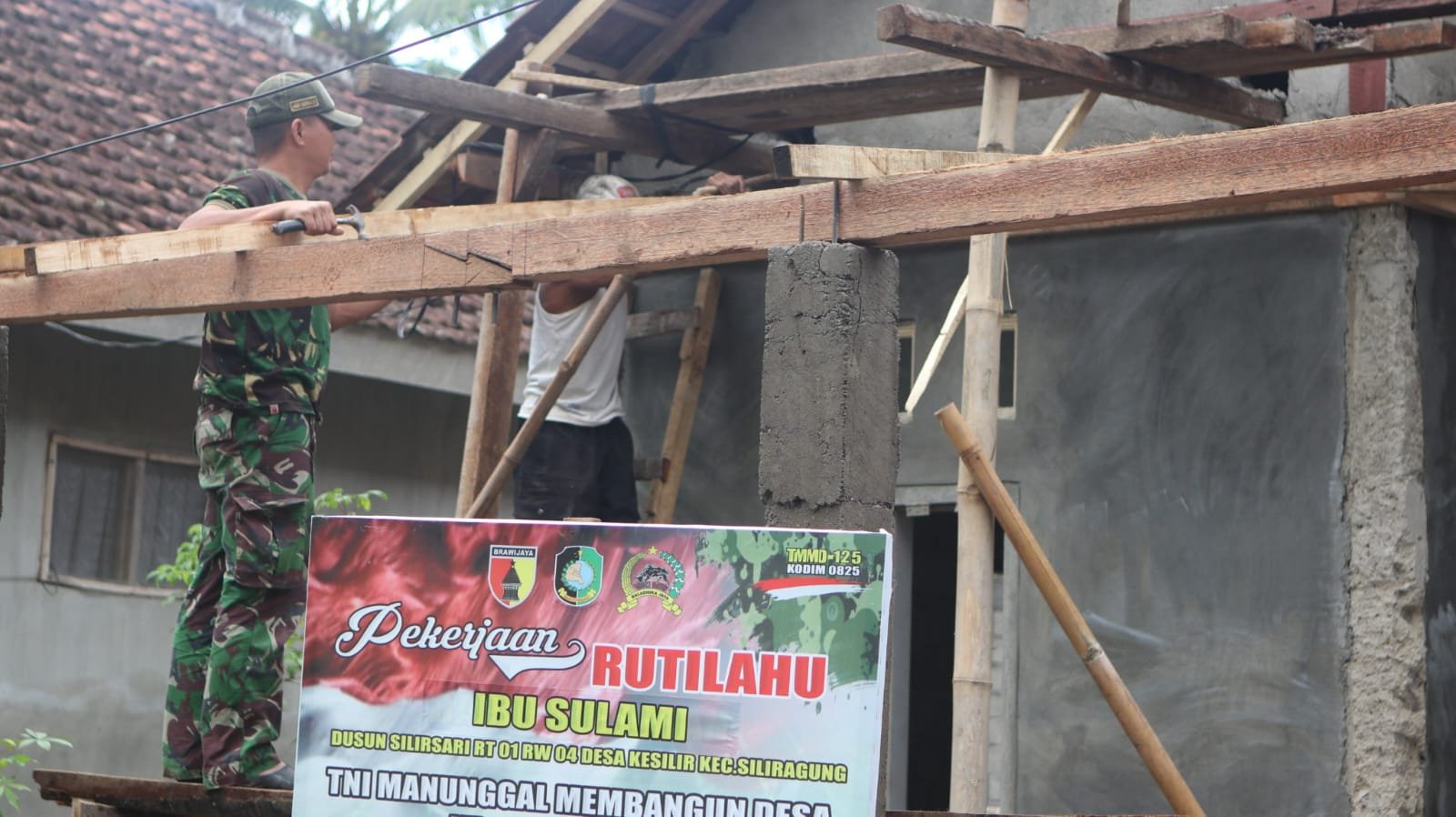 Satgas TMMD Ke-125 Kodim 0825/Banyuwangi Lanjutkan Pembangunan Rutilahu Ibu Sulami di Dusun Silirsari