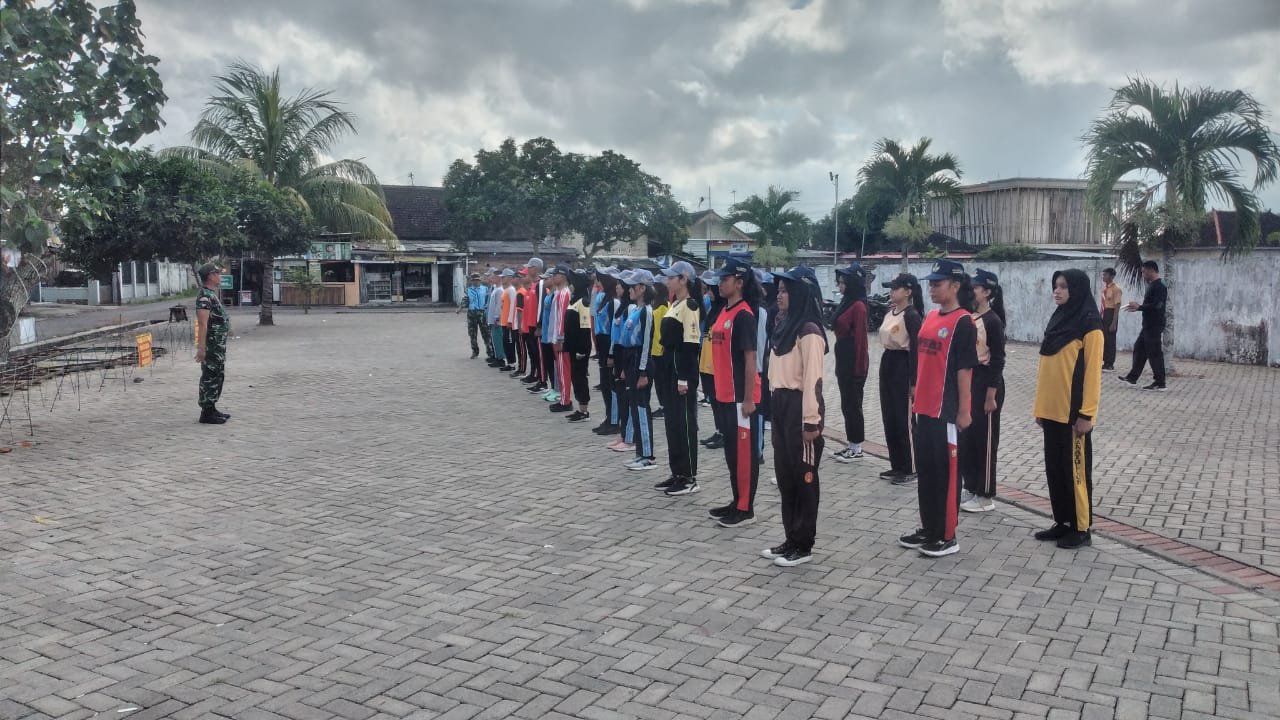 Koramil 0825/06 Gambiran Berikan Pelatihan Paskibra, Tanamkan Disiplin dan Cinta Tanah Air