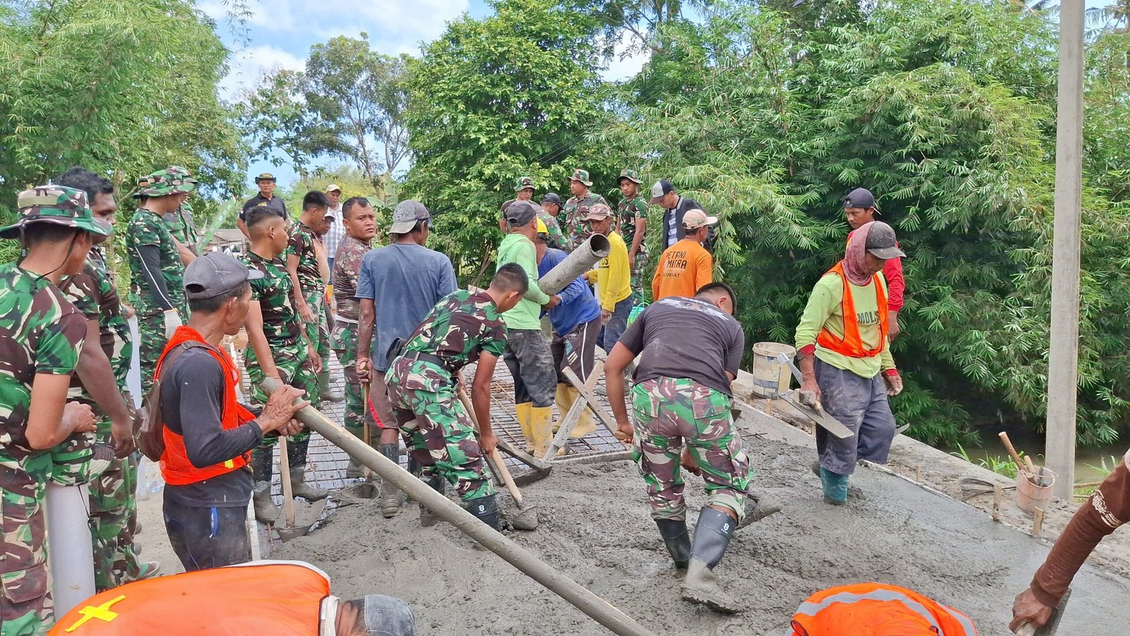 Satgas TMMD 125 Kodim Banyuwangi Laksanakan Pengecoran Jembatan Penghubung Desa di Siliragung