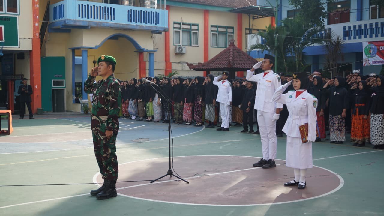 TNI dan SMK PGRI 1 Giri Bersinergi Peringati HUT ke-80 RI: Semangat Nasionalisme Ditanamkan Sejak Dini