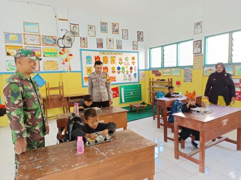 TNI Hadir di Tengah Masyarakat: Babinsa Dampingi Pembagian Makanan Bergizi Gratis untuk Siswa SDN 2 Jambesari