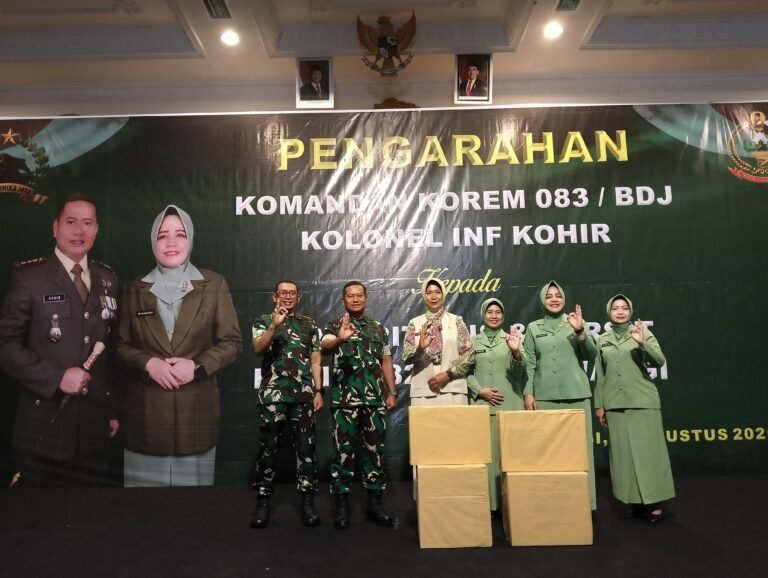 Danrem 083/Baladhika Jaya Serahkan Bantuan Komputer Untuk SMP Kartika IV-7 Siliragung Banyuwangi