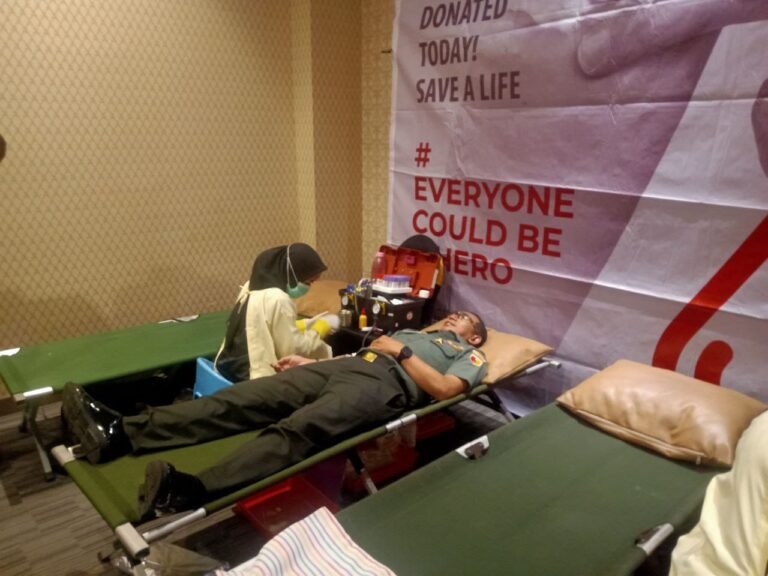 TNI Peduli Kemanusiaan: Dandim 0825 Banyuwangi Bersama Jajaran Koramil Giri Turut Serta Dalam Aksi Donor Darah Hotel Aston