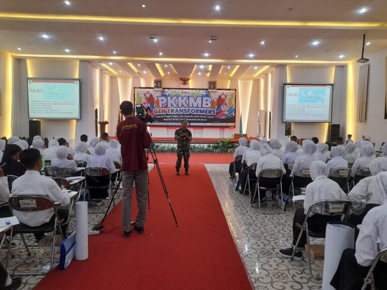 Tumbuhkan Semangat Bela Negara, Serka Jami’i Berikan Wawasan Kebangsaan kepada Mahasiswa Baru STIKES Banyuwangi