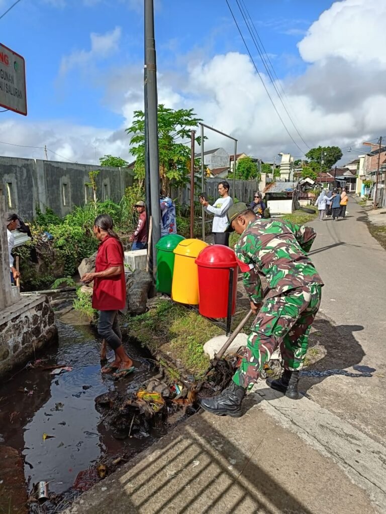 Babinsa Boyolangu Turun Langsung Dampingi Warga Bersihkan Parit, Wujud Sinergi TNI-Rakyat dalam Menjaga Lingkungan