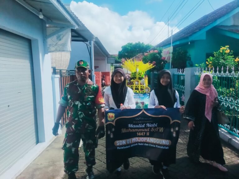 Babinsa Mojopanggung Hadiri dan Monitor Kirab Maulid Nabi Muhammad SAW, Wujud Dukungan TNI pada Pembinaan Karakter Sejak Dini