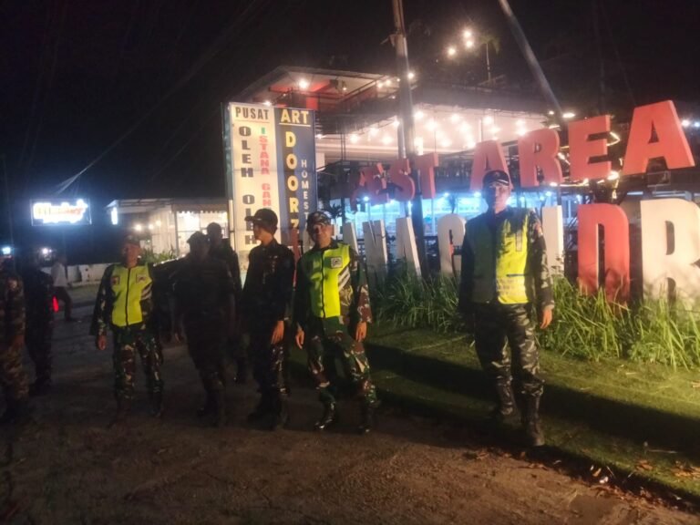 Apel dan Patroli Gabungan TNI Bersama Komponen Pendukung Jaga Kamtibmas di Kecamatan Kabat