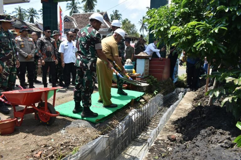 BUPATI MALANG DAN DANDIM 0818/MALANG-BATU TINJAU SASARAN DRAINASE TMMD KE-126 DI DESA LEBAKHARJO