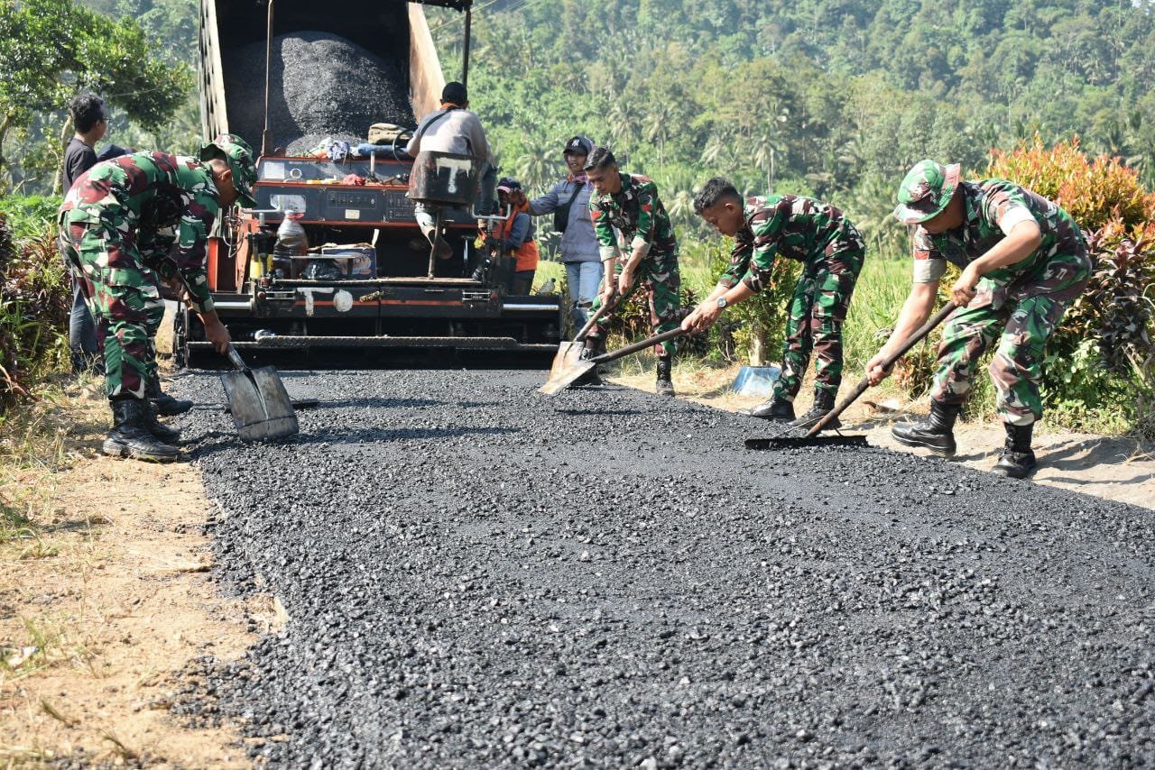 Satgas TMMD ke-126 Kodim 0818/Malang Batu Melaksanakan Pengaspalan Jalan di Dusun Sukomaju Dalam rangka mendukung percepatan pembangunan infrastruktur desa, anggota Satgas TNI Manunggal Membangun Desa (TMMD) ke-126 Kodim 0818/Malang Batu melaksanakan pengaspalan jalan