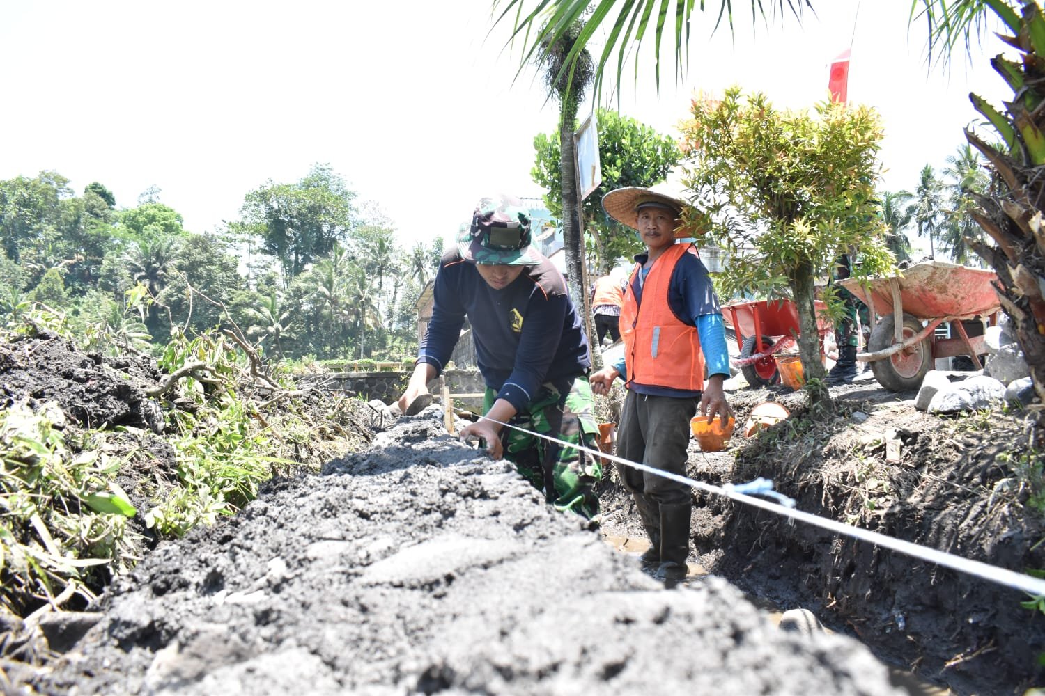 Satgas TMMD Kodim 0818 dan Warga Lebakharjo Kompak Bangun Drainase untuk Cegah Banjir