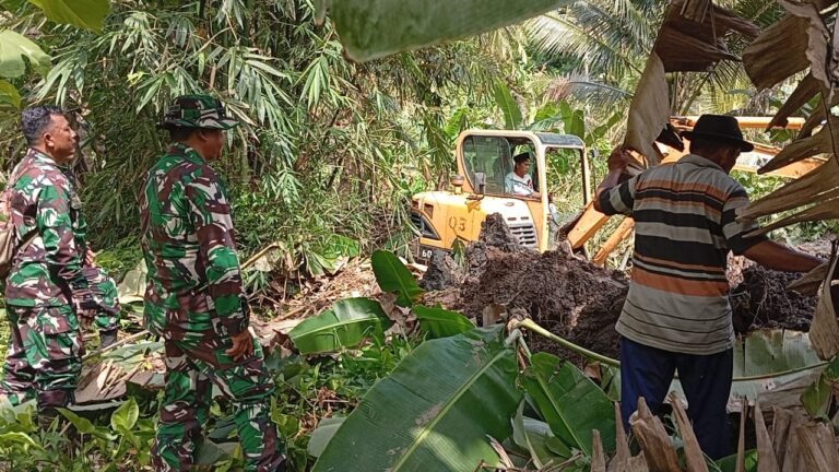 Proses pengerjaan normalisasi aliran sungai dari Bukit Antrokan sepanjang 1,3 kilometer di Dusun Lebaksari pada TMMD 126 Lebakharjo, Kecamatan Ampelgading, Kabupaten Malang, Jawa Timur