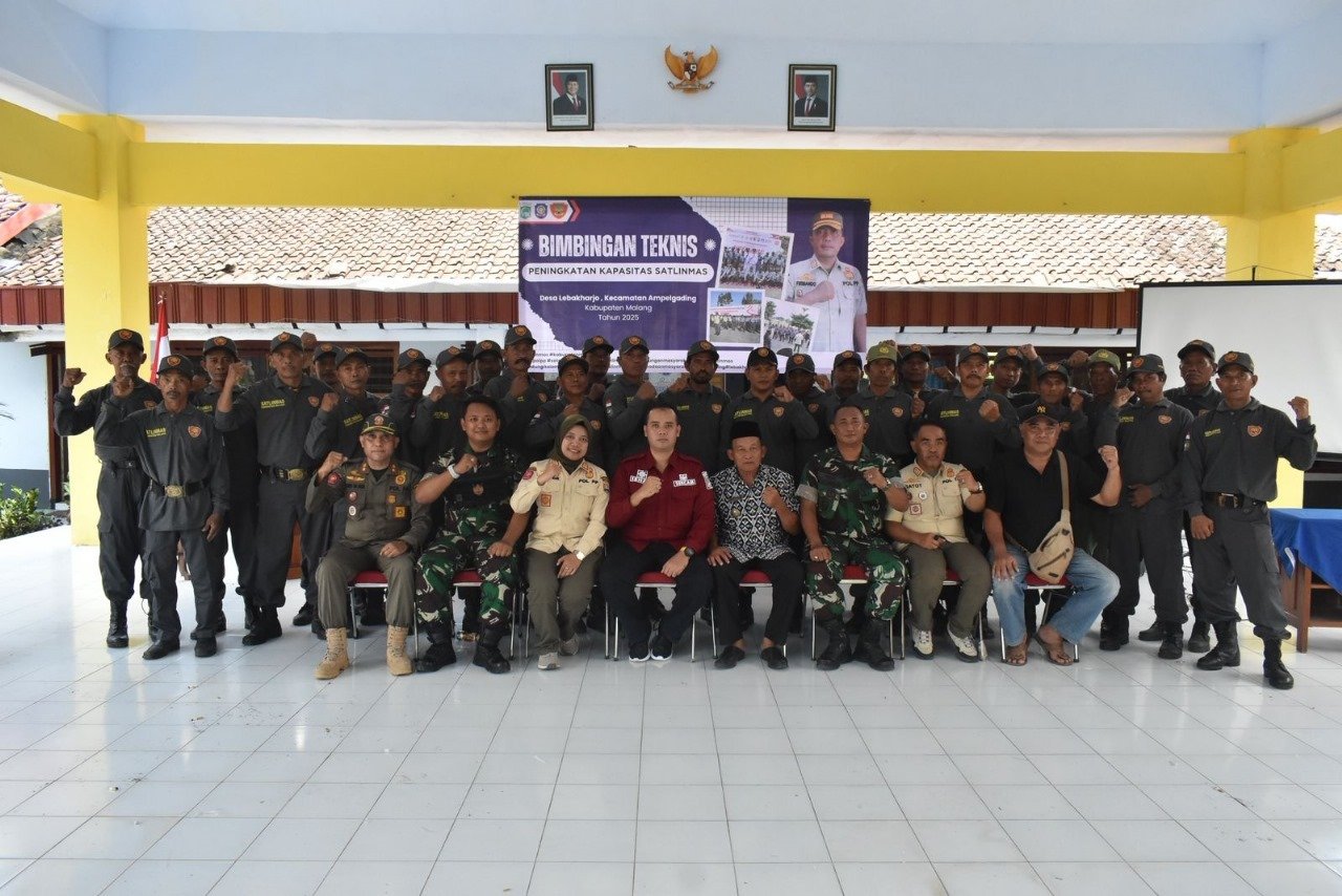 Satuan Tugas TNI Manunggal Membangun Desa (TMMD) ke-126 bersama Pemerintah Desa Lebakharjo dan Satuan Polisi Pamong Praja (Satpol PP) Kabupaten Malang menggelar bimbingan teknis peningkatan kapasitas Satuan Perlindungan Masyarakat (Satlinmas) di Desa Lebakharjo, Kecamatan Ampelgading,