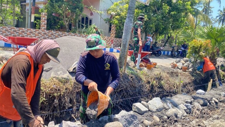Dalam rangka mendukung kelancaran program TNI Manunggal Membangun Desa (TMMD) ke-126, Satgas TMMD Kodim 0818/Malang-Batu terus melaksanakan kegiatan fisik berupa pembangunan drainase di Dusun Krajan, Desa Lebakharjo, Kecamatan Ampelgading, Kabupaten Malang. Kegiatan ini bertujuan untuk melakukan normalisasi aliran air agar tidak terjadi genangan maupun banjir ketika musim hujan tiba