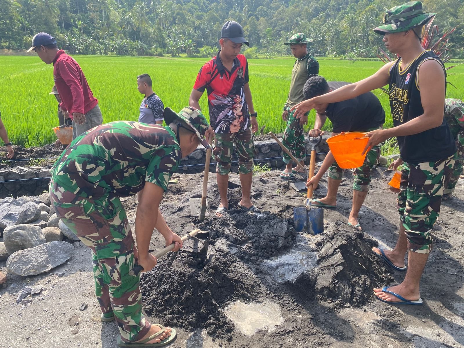 Program TNI Manunggal Membangun Desa (TMMD) ke-126 tahun 2025 terus menunjukkan progres nyata dalam meningkatkan infrastruktur pedesaan. Salah satu kegiatan utama yang dilakukan adalah pembangunan drainase di Dusun Krajan 1A, Desa Lebakharjo, Kecamatan Ampelgading, Kabupaten Malang