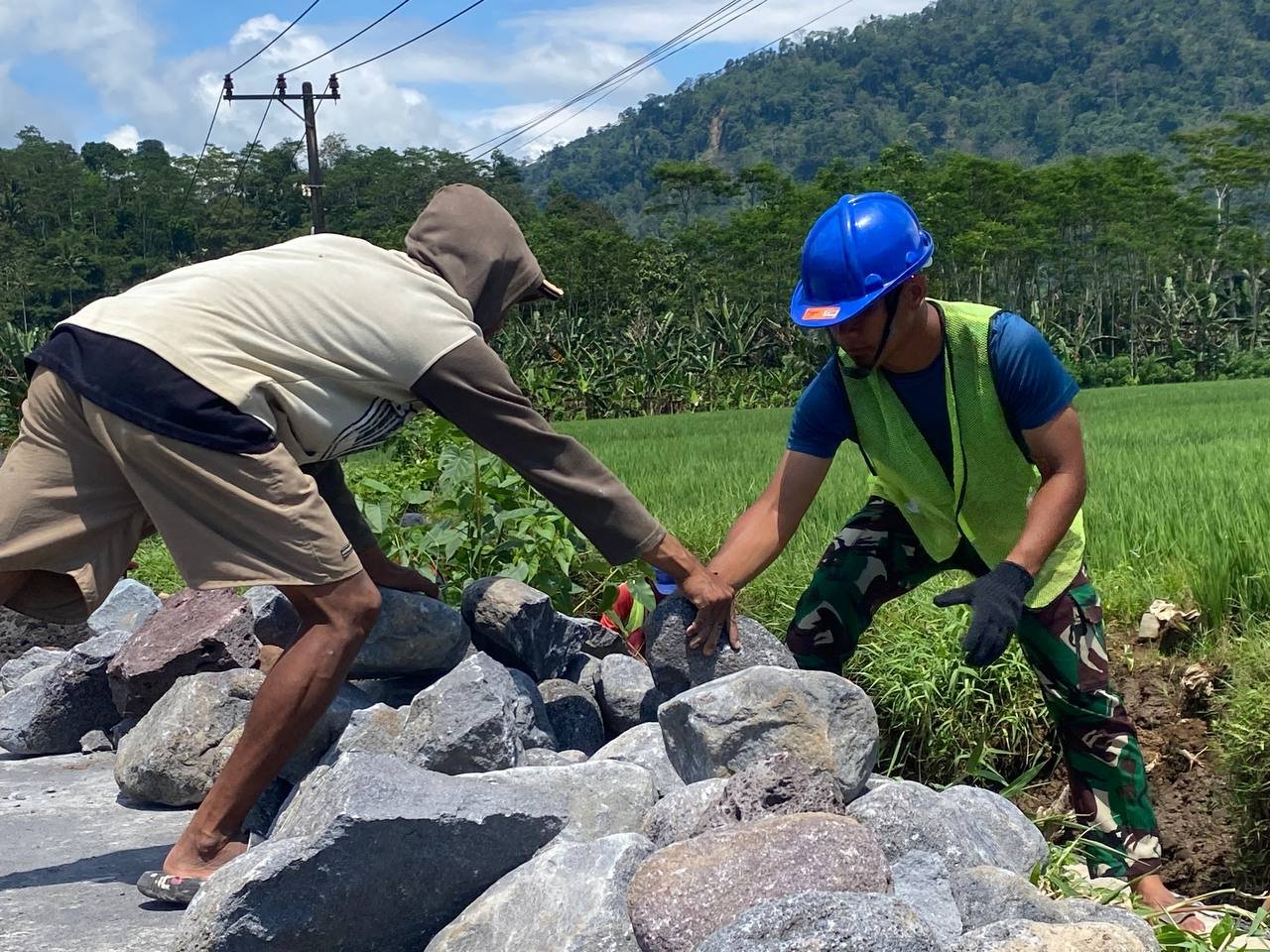 Dalam rangka mendukung peningkatan sektor pertanian, anggota Satgas TNI Manunggal Membangun Desa (TMMD) ke-126 Kodim 0818/Malang-Batu terus menunjukkan semangat pengabdian di Desa Lebakharjo, Kecamatan Ampelgading, Kabupaten Malang. Salah satu kegiatan yang dilakukan yaitu penataan batu untuk peningkatan aliran air pertanian yang dikerjakan bersama masyarakat setempat.