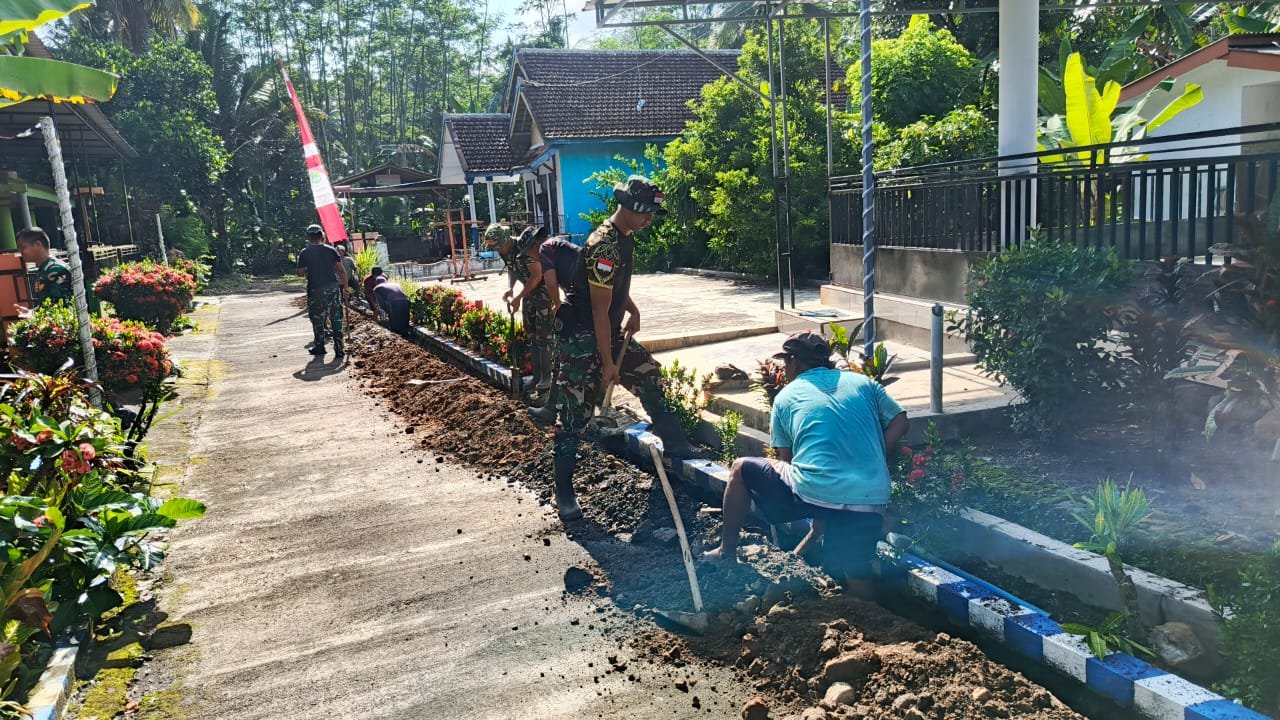 Anggota Satgas Yonarmed 1/AY/2/2 Kostrad “Gas Pol” Gali Pipanisasi Air Bersih di Lebakharjo ​Akselerasi pembangunan sarana dasar masyarakat terus digencarkan dalam program TNI Manunggal Membangun Desa (TMMD) ke-126 Kodim 0818/Malang-Batu.