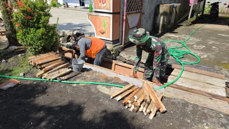 Anggota Satgas TMMD dari Yonarmed 8/Udhata Yudha bersama masyarakat setempat bahu-membahu mempercepat pengerjaan sasaran fisik utama, yaitu pembangunan drainase vital. Fokus utama saat ini adalah pemasangan bekisting (cetakan) untuk struktur saluran air