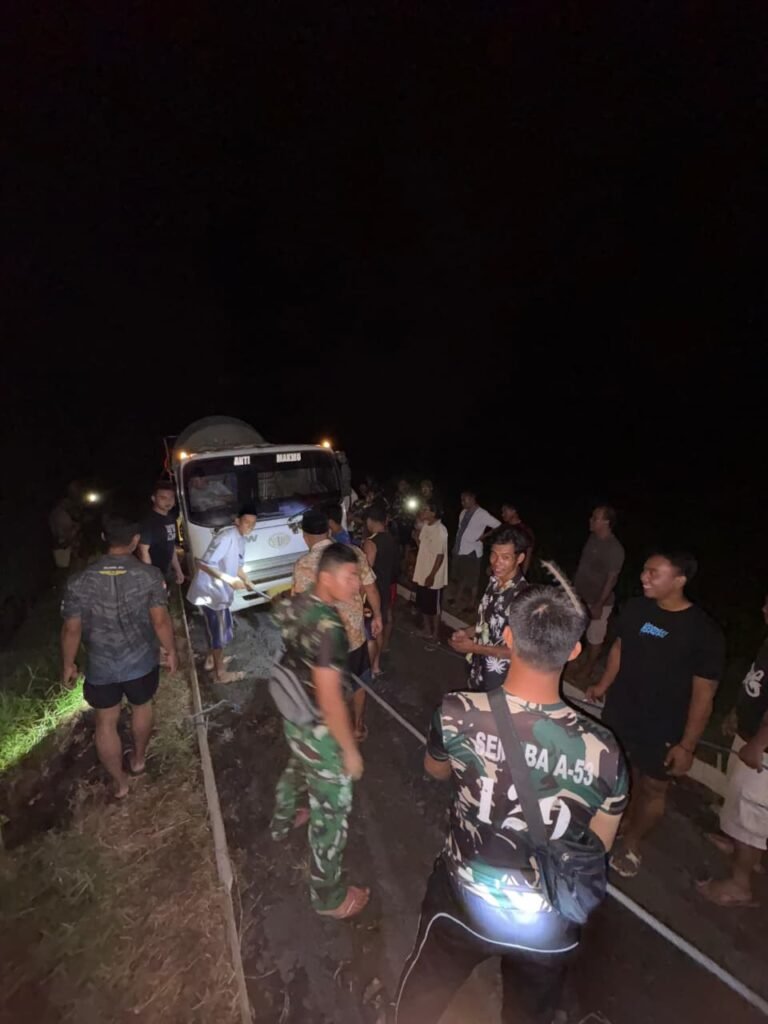 Suasana sore hingga malam hari di Dusun Sukomaju B, Desa Lebakharjo tampak begitu hidup dan penuh semangat. Di tengah udara malam yang sejuk, suara cetok dan deru molen cor terdengar bersahutan. ‎