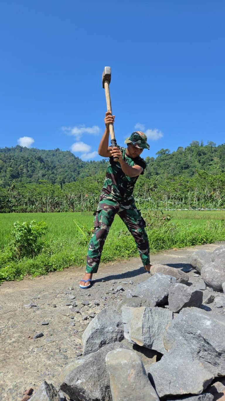 Prajurit TMMD Bangun Irigasi demi Harapan Petani Lebakharjo