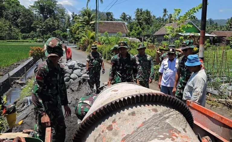 Komandan Satuan Tugas (Dansatgas) TNI Manunggal Membangun Desa (TMMD) ke-126 Kodim 0818/Malang-Batu, Letkol Czi Bayu Nugroho, turun langsung ke lapangan untuk meninjau progres pembangunan drainase