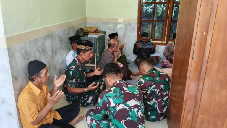 Sebanyak 7 orang menghatam Al Quran dalam rangka memasuki rumah baru. Tradisi ini di pimpin Pabintal Korem 083/Baladhika Jaya, Letda Inf Januri didampingi Sertu Edi dengan Tokoh Masyarakat Ahmad Jari