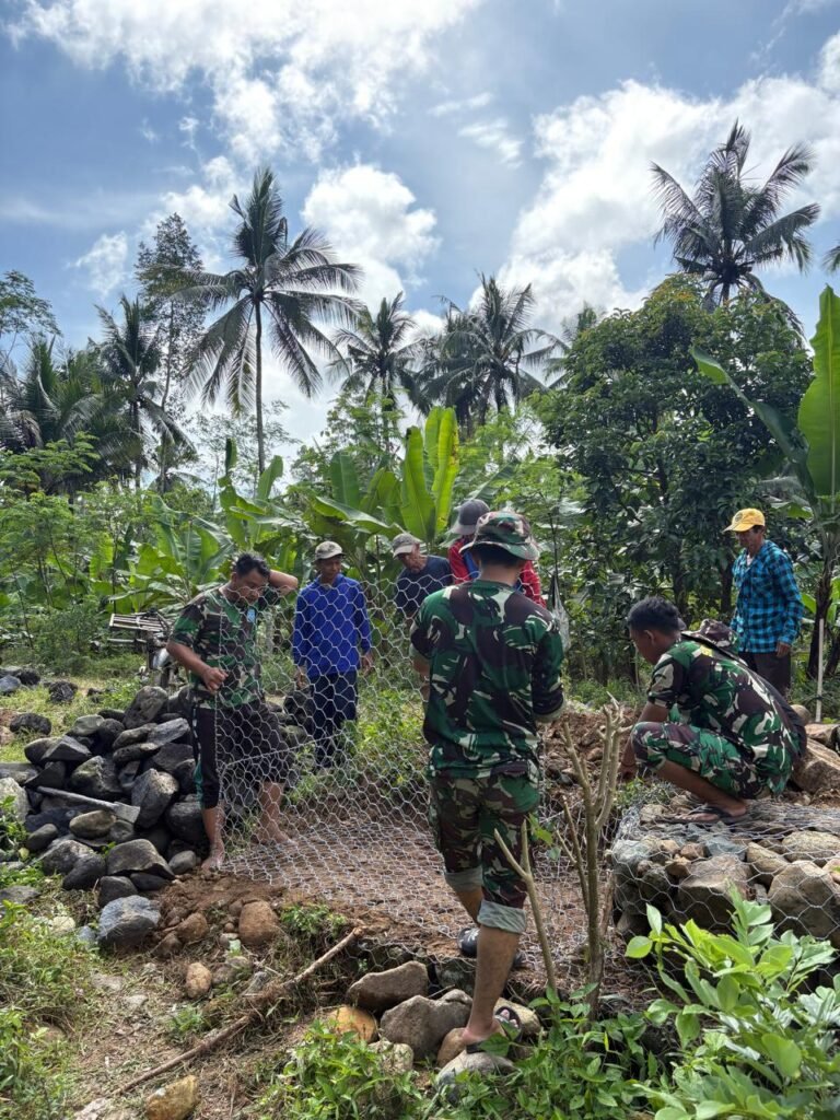 Anggota Satuan Tugas TNI Manunggal Membangun Desa (TMMD) ke-126 Kodim 0818/Malang-Batu yang berasal dari AURI terus melanjutkan pekerjaan pemasangan bronjong batu di Dusun Sukomaju B, Desa Lebakharjo, Kecamatan Ampelgading, Kabupaten Malang