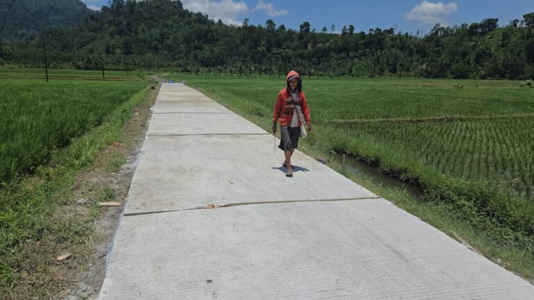 Kerja keras Satuan Tugas (Satgas) TNI Manunggal Membangun Desa (TMMD) ke-126 Kodim 0818/Malang-Batu bersama masyarakat kini mulai membuahkan hasil nyata. Proyek pengecoran jalan rabat beton yang menjadi sasaran fisik utama telah mencapai progres 50% dan sebagian sudah dapat digunakan, membawa senyum bahagia bagi warga