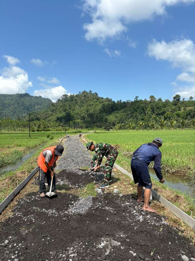 Anggota Satuan Tugas (Satgas) TNI Manunggal Membangun Desa (TMMD) ke-126 Kodim 0818/Malang-Batu, termasuk personel dari Satuan AURI, bahu-membahu bersama masyarakat setempat mencangkul dan meratakan tanah.