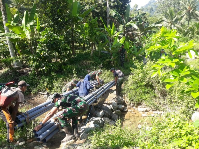 Momen krusial dalam program TNI Manunggal Membangun Desa (TMMD) ke-126 Kodim 0818/Malang-Batu telah tiba. Satuan tugas (Satgas) dari Yonarmed 1/AY/2/2 Kostrad bergerak cepat mendistribusikan material pipa untuk instalasi pipanisasi air bersih