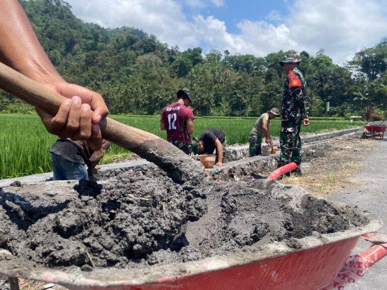 Semangat gotong royong dan kepedulian sosial terpancar jelas Satuan Tugas (Satgas) TNI Manunggal Membangun Desa (TMMD) Ke-126 Kodim 0818/Malang-Batu dari kesatuan Armed 8/Udhata Yudha terus melanjutkan pekerjaan pembangunan drainase vital