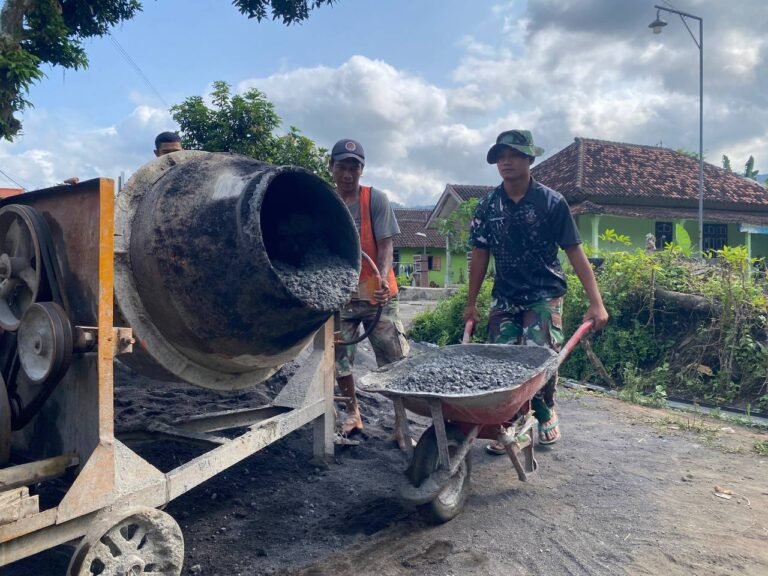 Satgas TMMD ke-126 Lebakharjo Laksanakan Pengecoran Jalan di RT 8, Warga Sambut Gembira