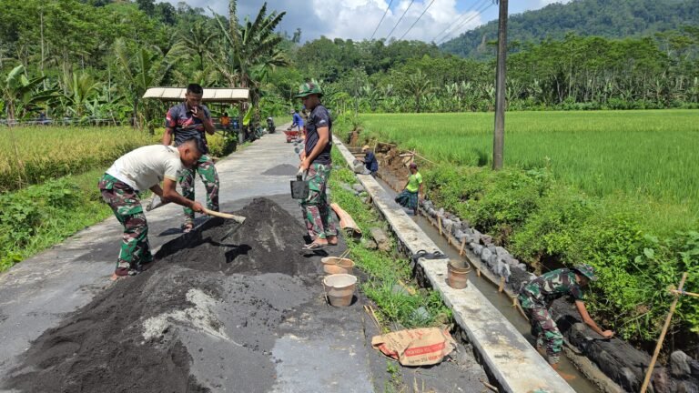 Semangat gotong royong kembali ditunjukkan oleh anggota Satgas TNI Manunggal Membangun Desa (TMMD) Ke-126 Kodim 0818/Malang-Batu. Personel yang tergabung dari Satuan Yonarmed 8 Uddhata Yudha terus melanjutkan pembangunan saluran irigasi di Dusun Kerajan II