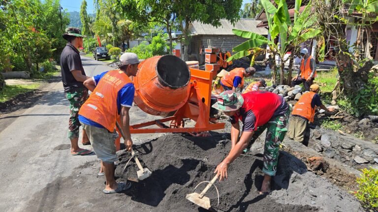 Semangat gotong royong dan kemanunggalan TNI bersama rakyat kembali membara dalam pelaksanaan TNI Manunggal Membangun Desa (TMMD) ke-126 Kodim 0818/Malang-Batu.