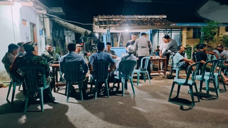Tingkatkan Keamanan, Babinsa Koramil Rogojampi Melaksanakan Satkamling Di Desa Sukojati