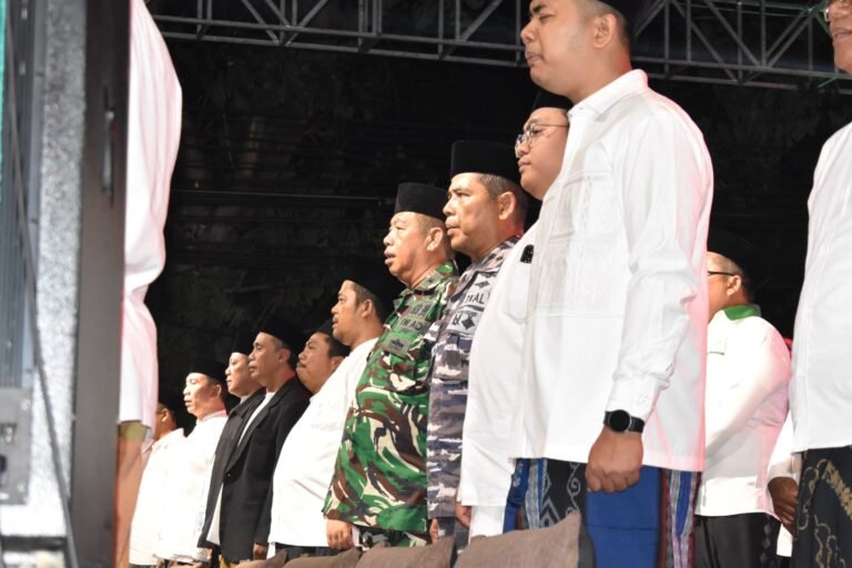 Kasdim 0825/Banyuwangi Hadiri Malam Puncak Hari Santri Nasional, Gema Sholawat Getarkan Langit Blambangan