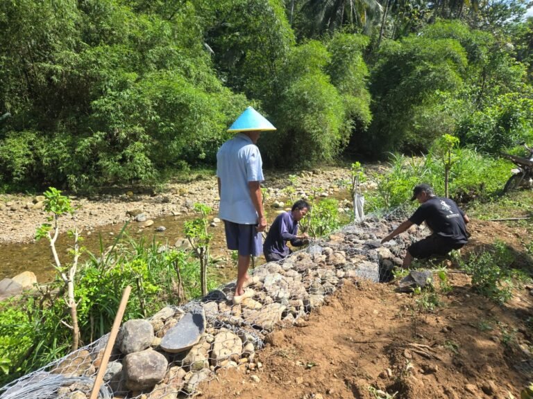 Satgas TMMD Kodim 0818 Perkuat Tebing Sungai di Lebakharjo untuk Mitigasi Bencana
