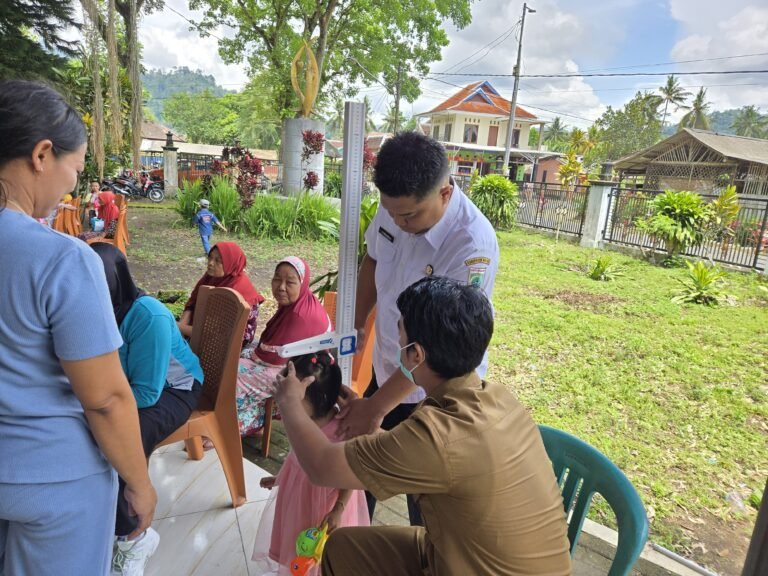 TMMD bukan hanya “membangun desa,” tetapi juga “membangun manusia.” Semangat inilah yang diwujudkan melalui Gerakan Aktifkan Posyandu oleh Dinas Kesehatan Kabupaten Malang, berkolaborasi dengan Satgas TMMD ke-126 Kodim 0818/Malang-Batu, yang bertempat di Desa Lebakharjo, Kecamatan Ampelgading Kabupaten Malang 3
