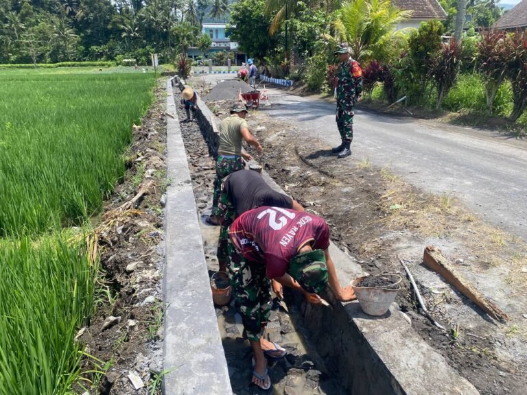 Satgas TNI Manunggal Membangun Desa (TMMD) ke-126 Kodim 0818/Malang-Batu terus menunjukkan semangat kebersamaan dan pengabdian di Desa Lebakharjo, Kecamatan Ampelgading