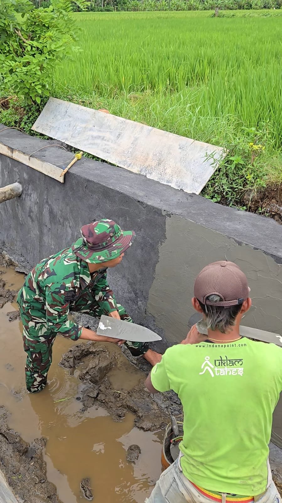 Program TNI Manunggal Membangun Desa (TMMD) Ke-126 Kodim 0818/Malang-Batu terus menunjukkan progres signifikan. Salah satu sasaran fisik utama, yakni pengacian saluran irigasi di Dusun Krajan II, Desa Lebakharjo, Kecamatan Ampelgading, Kabupaten Malang, Pekerjaan kini telah mencapai 60 persen dari target pekerjaan.