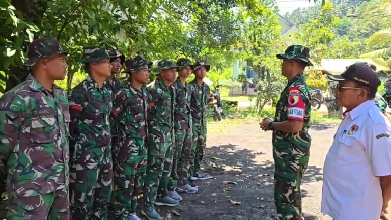 Komandan Satuan Tugas (Dansatgas) TMMD Ke-126 Kodim 0818/Malang-Batu, Letkol Czi Bayu Nugroho, memberikan pengarahan langsung kepada anggota Satgas TMMD di lokasi kegiatan, Desa Lebakharjo, Kecamatan Ampelgading, Kabupaten Malang