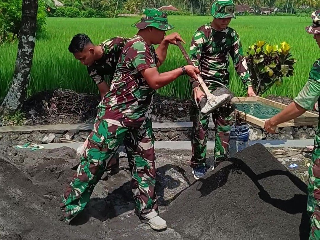 Tidak hanya bertugas menjaga kedaulatan udara, prajurit TNI Angkatan Udara dari Lanud Abdulrachman Saleh juga menunjukkan kepedulian sosial melalui kegiatan pembangunan desa.