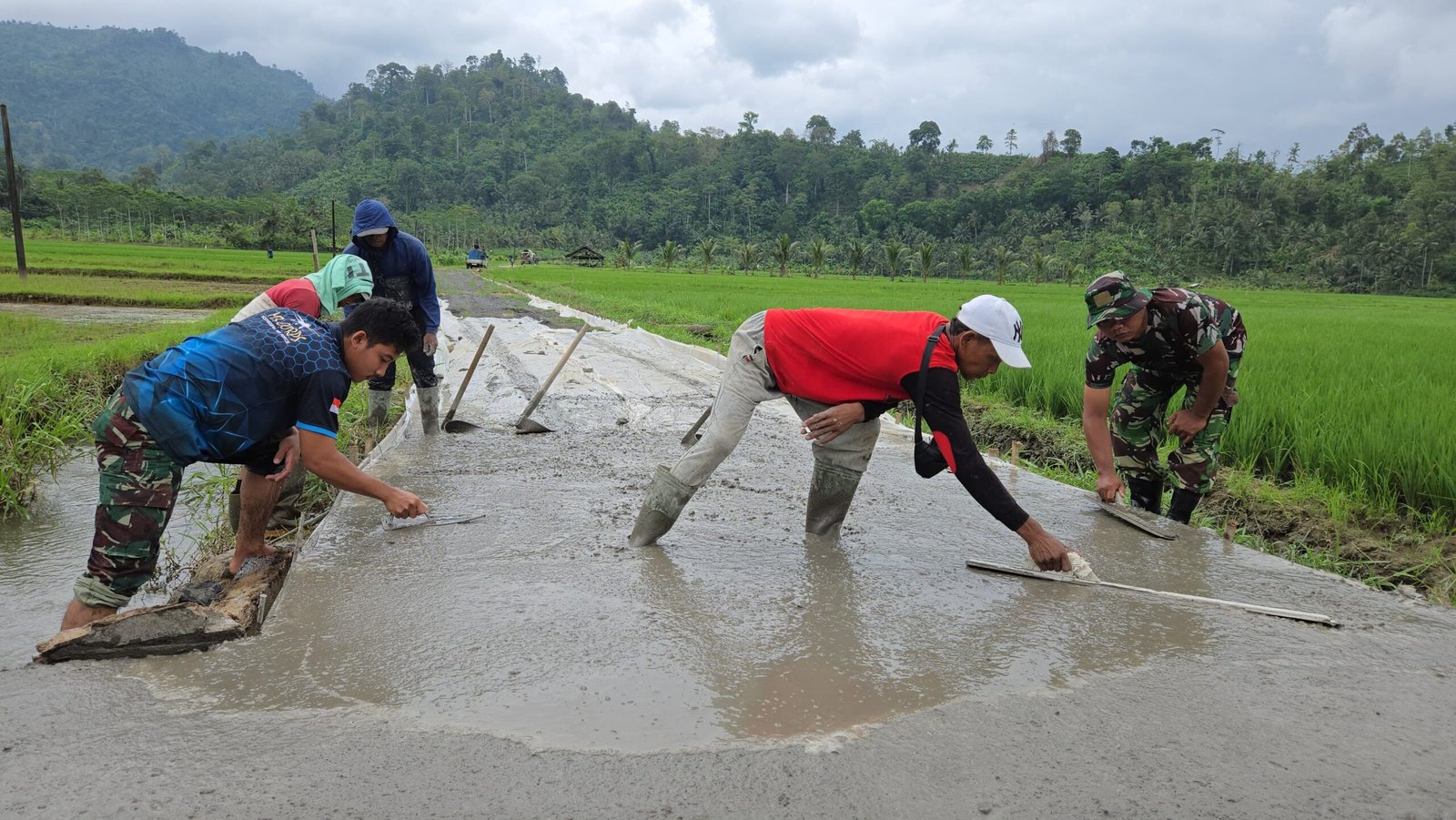 Semangat gotong royong terus membara dalam pelaksanaan TNI Manunggal Membangun Desa (TMMD) Ke-126 Kodim 0818/Malang-Batu