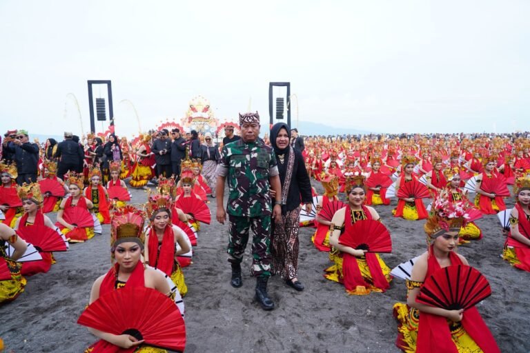 DANREM 083/BALADHIKA JAYA HADIRI FESTIVAL GANDRUNG SEWU 2025: TNI HADIR MENJAGA BUDAYA DAN MEMPERKUAT PERSATUAN BANGSA