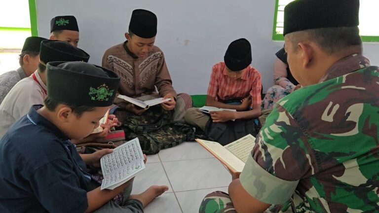 Dalam rangkaian kegiatan TNI Manunggal Membangun Desa (TMMD) ke-126 Kodim 0818/Malang-Batu, semangat kebersamaan antara TNI dan masyarakat terus terjalin erat