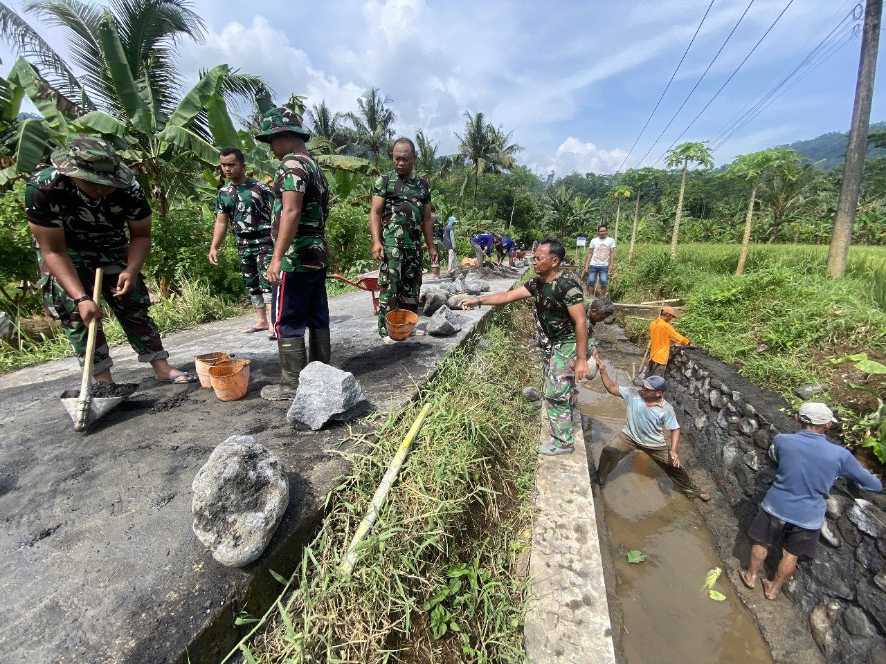 Satgas TMMD 126 Lebakharjo Kejar Target Pembuatan Drainase Bersama Warga