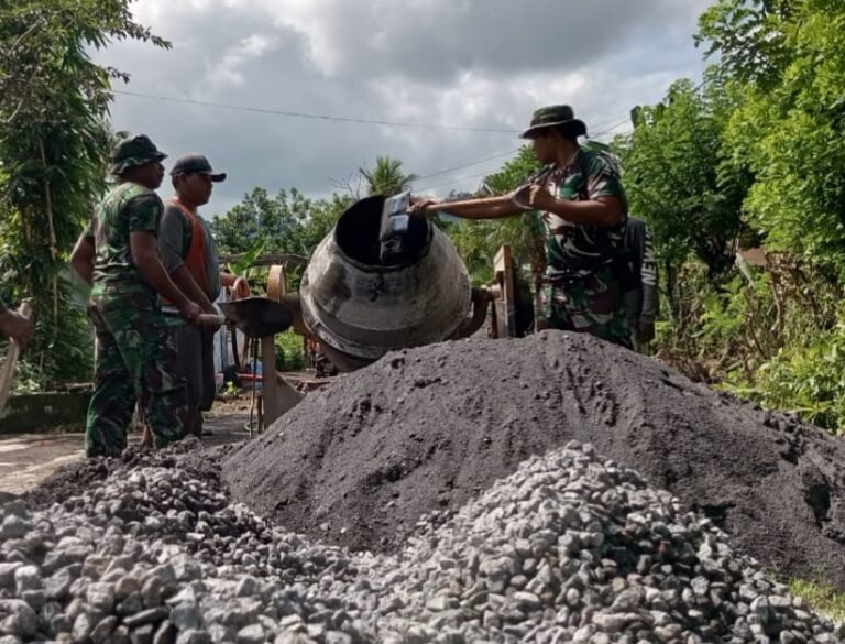 Di tengah teriknya matahari dan medan berlumpur, semangat anggota Satgas TNI Manunggal Membangun Desa (TMMD) ke-126