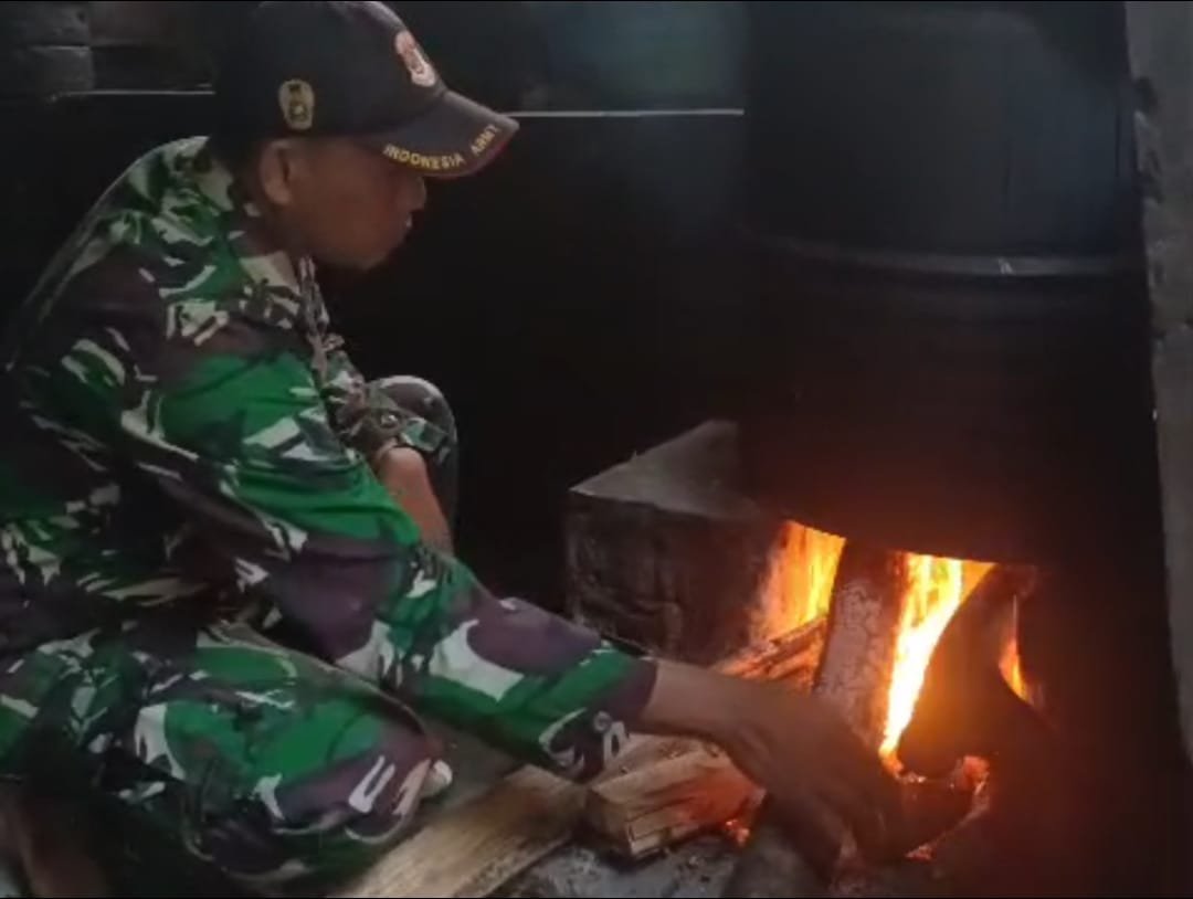 Di tengah semangat gotong royong pelaksanaan TNI Manunggal Membangun Desa (TMMD) ke-126, tampak suasana berbeda di salah satu rumah produksi tempe milik warga